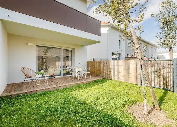 T2 Lumineux Avec Jardin • Terrasse • Parking شقة *